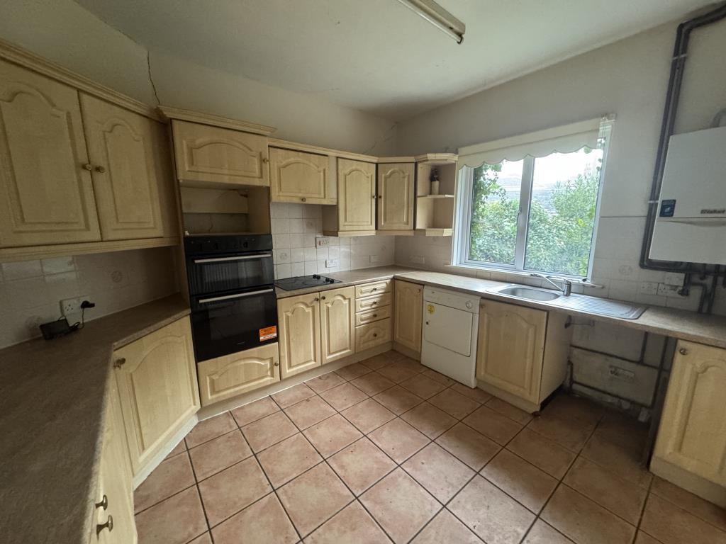 Lot: 116 - TERRACE HOUSE FOR REFURBISHMENT - Kitchen